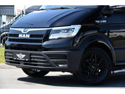 MAN TGE 3.180 35 2.0 L3H2 Black Edition FULL Options! Adaptieve Cruise, Camera, Carplay, 2 x Schuifdeur, LED, Clima, Stoelverarming, Multimedia, Stuurverwarming, Uniek!