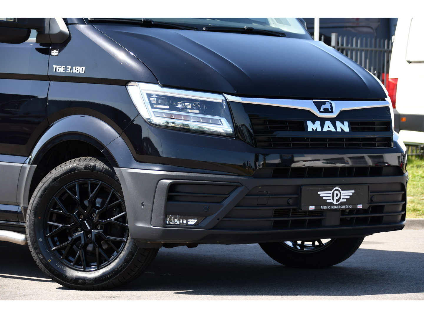 MAN TGE 3.180 35 2.0 L3H2 Black Edition FULL Options! Adaptieve Cruise, Camera, Carplay, 2 x Schuifdeur, LED, Clima, Stoelverarming, Multimedia, Stuurverwarming, Uniek!