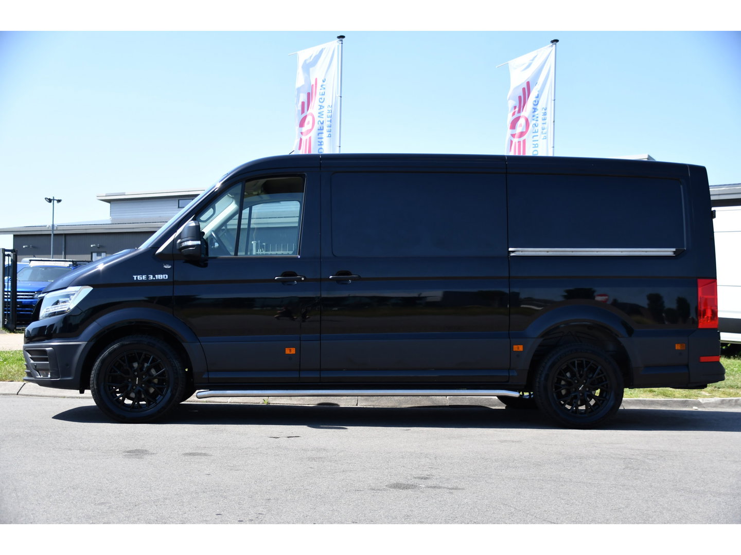 MAN TGE 3.180 35 2.0 L3H2 Black Edition FULL Options! Adaptieve Cruise, Camera, Carplay, 2 x Schuifdeur, LED, Clima, Stoelverarming, Multimedia, Stuurverwarming, Uniek!