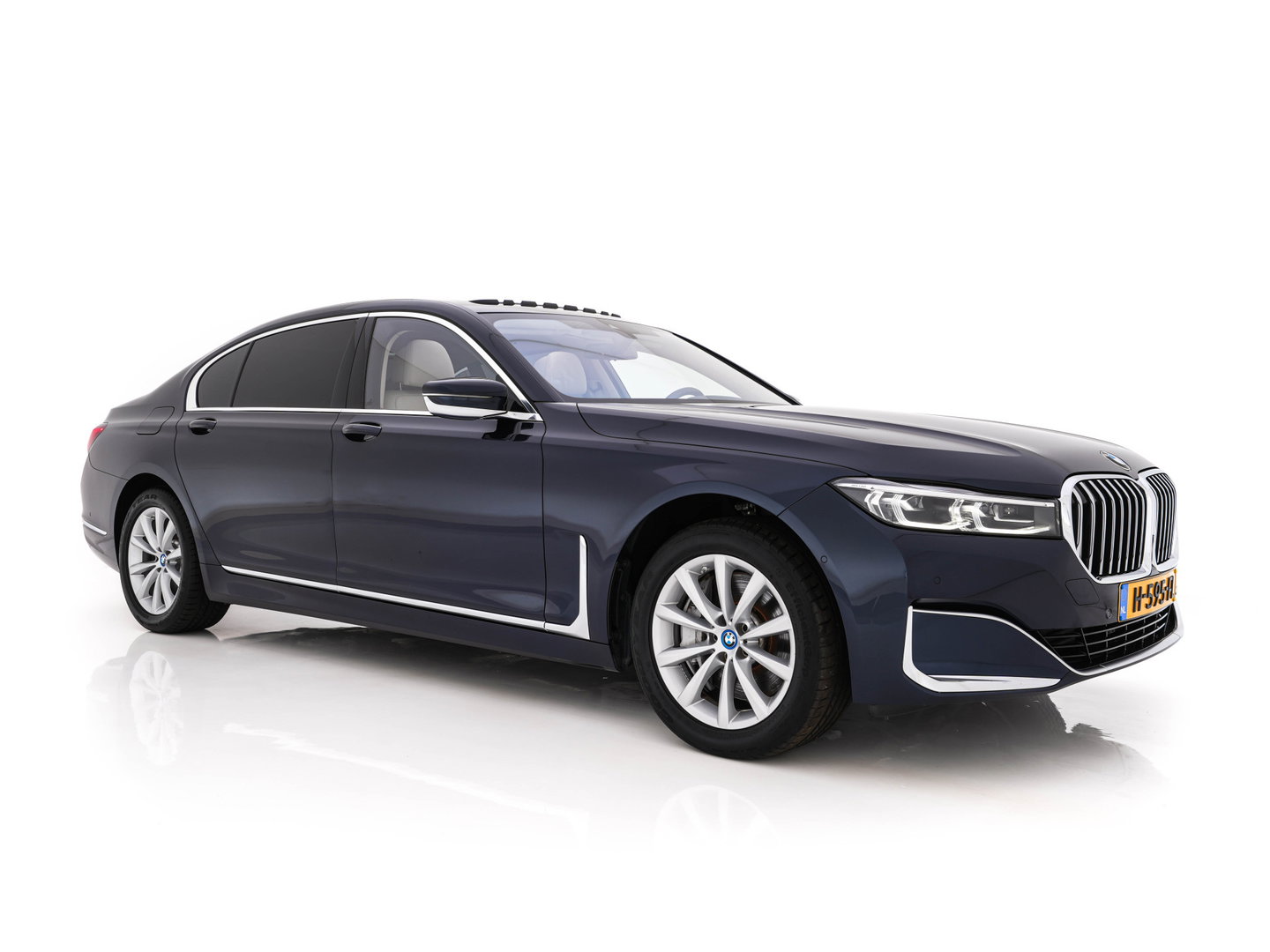 BMW 7 Serie 745Le (Plug-in) (INCL-BTW) *PANO | LEATHER | FULL-LED | HEAD-UP | BLINDSPOT | MEMORY-PACK | DIGI-COCKPIT | KEYLESS | DAB+ | CAMERA | HEATED-COMFORTSEATS | AMBIENTLIGHT | CARPLAY | SHIFTPADDLES | 18''ALU*