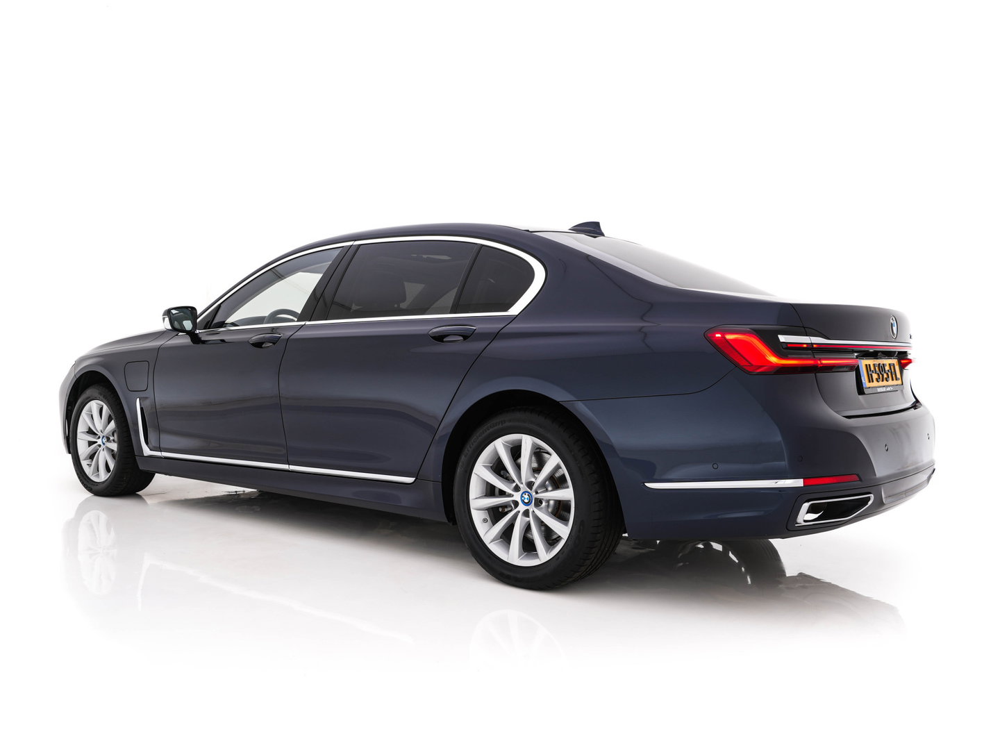 BMW 7 Serie 745Le (Plug-in) (INCL-BTW) *PANO | LEATHER | FULL-LED | HEAD-UP | BLINDSPOT | MEMORY-PACK | DIGI-COCKPIT | KEYLESS | DAB+ | CAMERA | HEATED-COMFORTSEATS | AMBIENTLIGHT | CARPLAY | SHIFTPADDLES | 18''ALU*