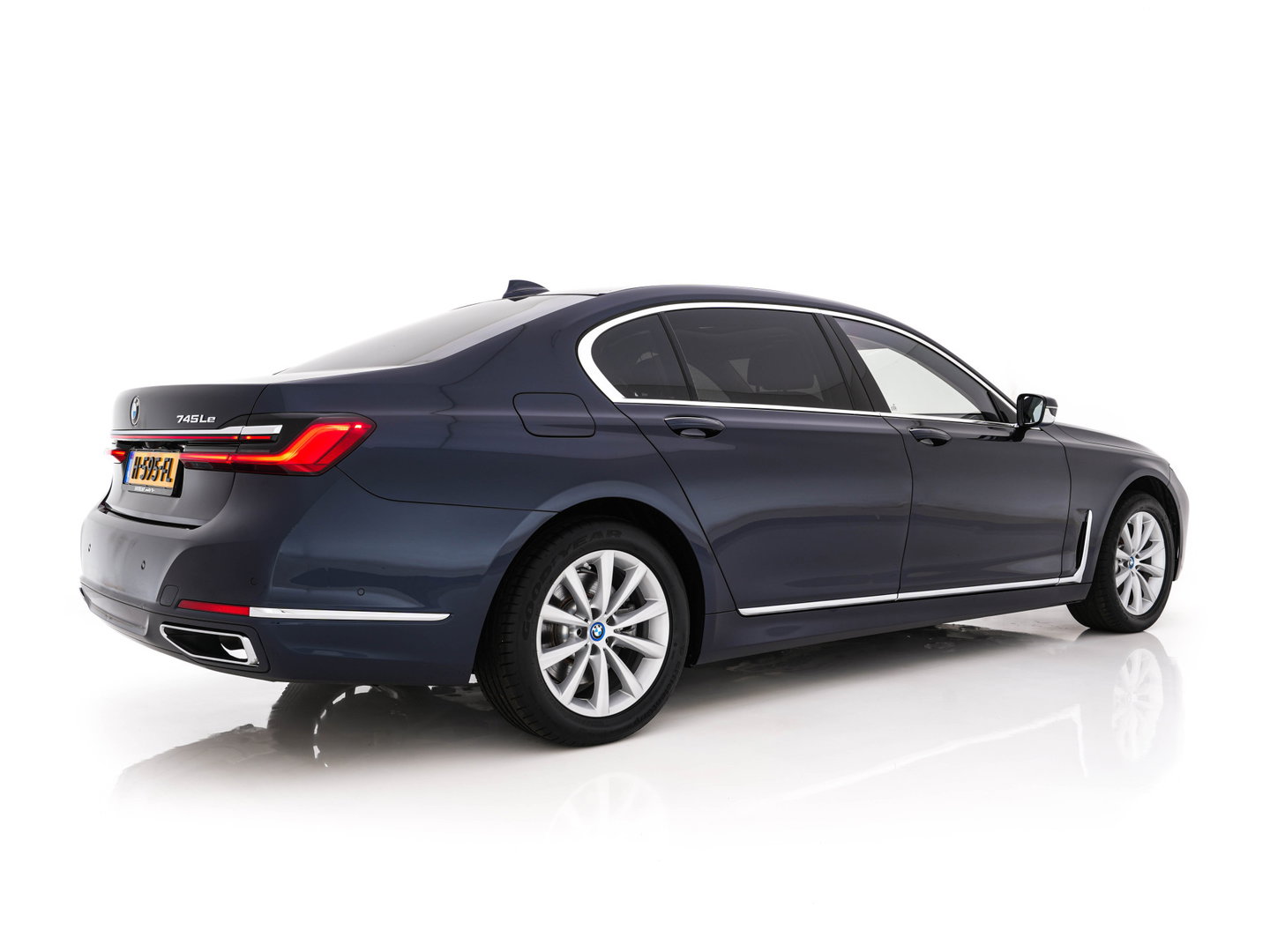 BMW 7 Serie 745Le (Plug-in) (INCL-BTW) *PANO | LEATHER | FULL-LED | HEAD-UP | BLINDSPOT | MEMORY-PACK | DIGI-COCKPIT | KEYLESS | DAB+ | CAMERA | HEATED-COMFORTSEATS | AMBIENTLIGHT | CARPLAY | SHIFTPADDLES | 18''ALU*