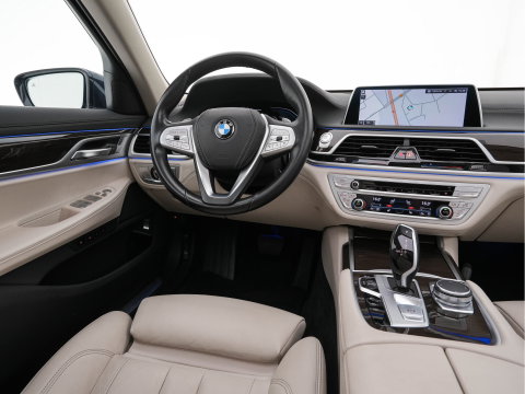 BMW 7 Serie 745Le (Plug-in) (INCL-BTW) *PANO | LEATHER | FULL-LED | HEAD-UP | BLINDSPOT | MEMORY-PACK | DIGI-COCKPIT | KEYLESS | DAB+ | CAMERA | HEATED-COMFORTSEATS | AMBIENTLIGHT | CARPLAY | SHIFTPADDLES | 18''ALU*