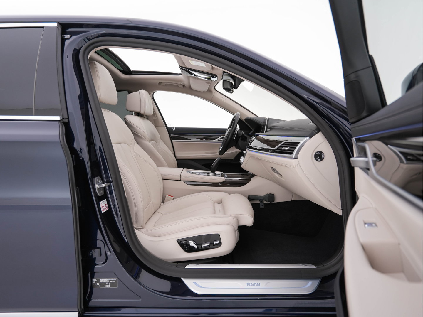 BMW 7 Serie 745Le (Plug-in) (INCL-BTW) *PANO | LEATHER | FULL-LED | HEAD-UP | BLINDSPOT | MEMORY-PACK | DIGI-COCKPIT | KEYLESS | DAB+ | CAMERA | HEATED-COMFORTSEATS | AMBIENTLIGHT | CARPLAY | SHIFTPADDLES | 18''ALU*