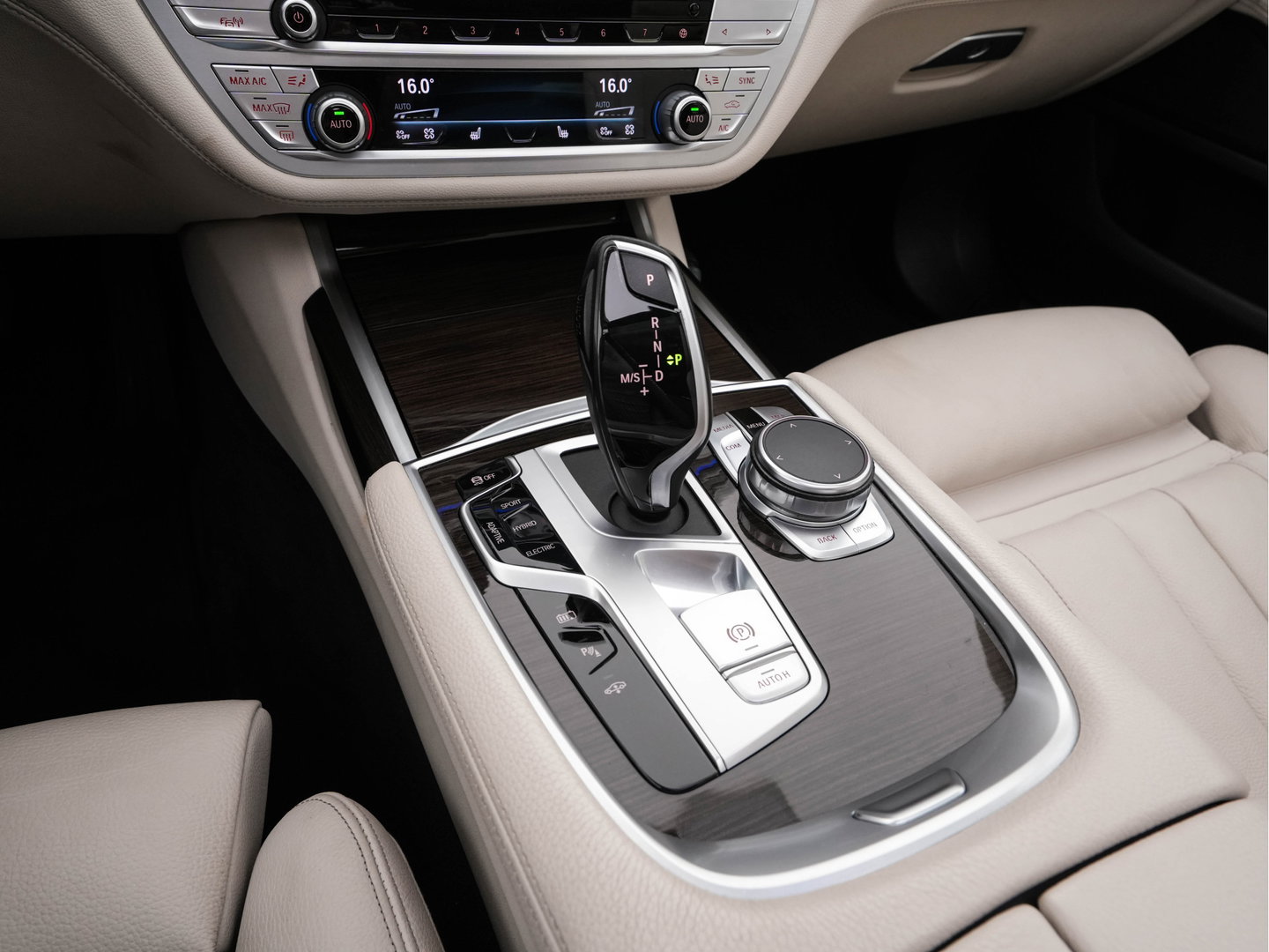 BMW 7 Serie 745Le (Plug-in) (INCL-BTW) *PANO | LEATHER | FULL-LED | HEAD-UP | BLINDSPOT | MEMORY-PACK | DIGI-COCKPIT | KEYLESS | DAB+ | CAMERA | HEATED-COMFORTSEATS | AMBIENTLIGHT | CARPLAY | SHIFTPADDLES | 18''ALU*