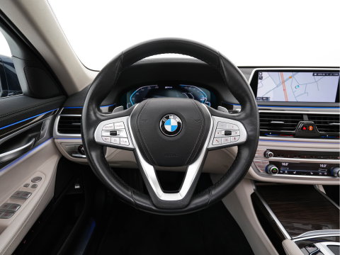 BMW 7 Serie 745Le (Plug-in) (INCL-BTW) *PANO | LEATHER | FULL-LED | HEAD-UP | BLINDSPOT | MEMORY-PACK | DIGI-COCKPIT | KEYLESS | DAB+ | CAMERA | HEATED-COMFORTSEATS | AMBIENTLIGHT | CARPLAY | SHIFTPADDLES | 18''ALU*