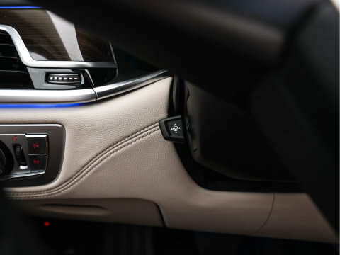 BMW 7 Serie 745Le (Plug-in) (INCL-BTW) *PANO | LEATHER | FULL-LED | HEAD-UP | BLINDSPOT | MEMORY-PACK | DIGI-COCKPIT | KEYLESS | DAB+ | CAMERA | HEATED-COMFORTSEATS | AMBIENTLIGHT | CARPLAY | SHIFTPADDLES | 18''ALU*