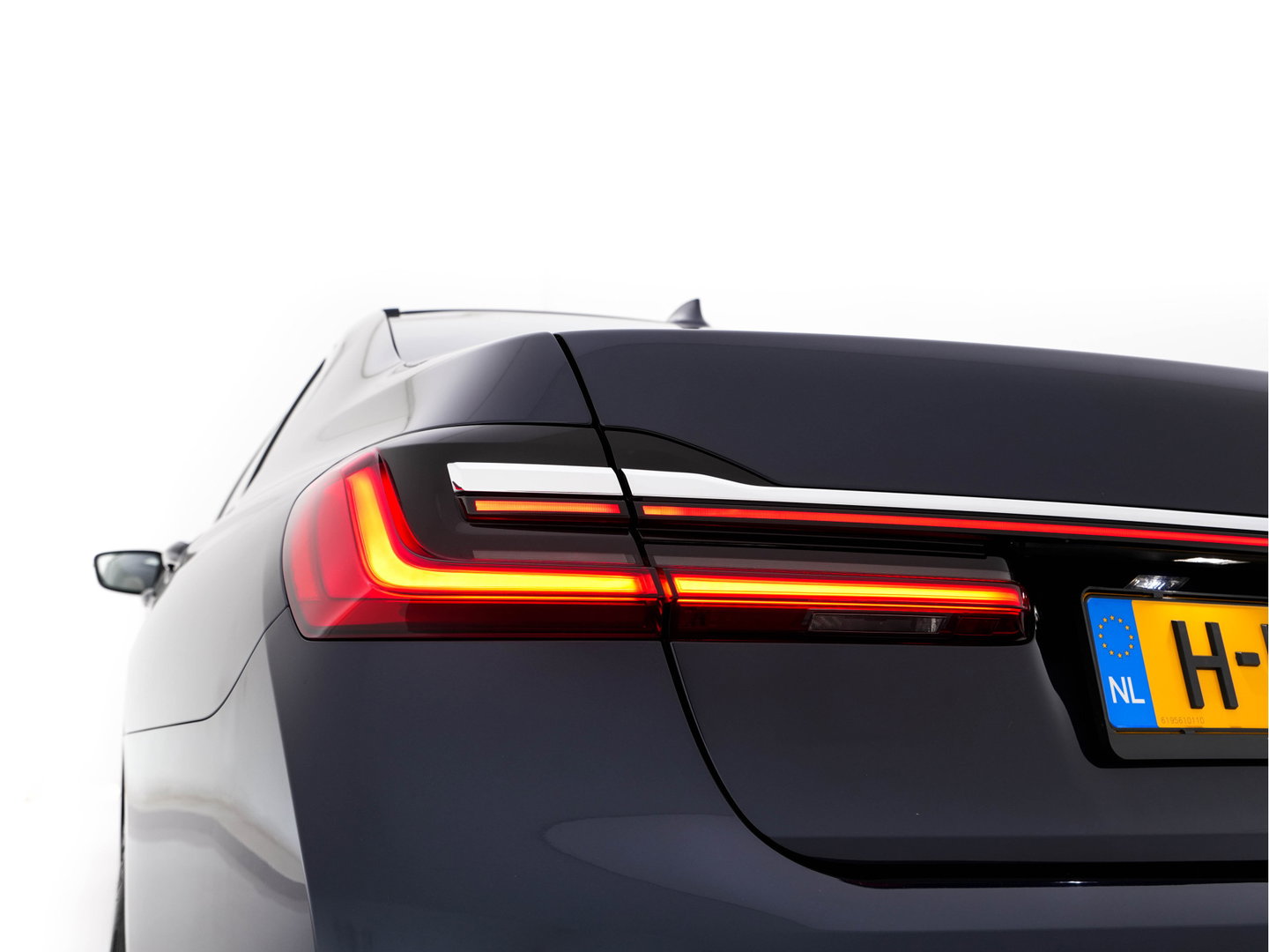 BMW 7 Serie 745Le (Plug-in) (INCL-BTW) *PANO | LEATHER | FULL-LED | HEAD-UP | BLINDSPOT | MEMORY-PACK | DIGI-COCKPIT | KEYLESS | DAB+ | CAMERA | HEATED-COMFORTSEATS | AMBIENTLIGHT | CARPLAY | SHIFTPADDLES | 18''ALU*