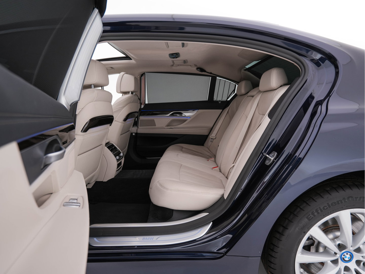BMW 7 Serie 745Le (Plug-in) (INCL-BTW) *PANO | LEATHER | FULL-LED | HEAD-UP | BLINDSPOT | MEMORY-PACK | DIGI-COCKPIT | KEYLESS | DAB+ | CAMERA | HEATED-COMFORTSEATS | AMBIENTLIGHT | CARPLAY | SHIFTPADDLES | 18''ALU*