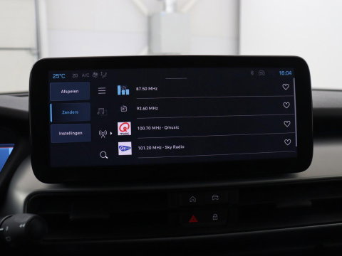 Jeep Avenger Longitude 54 kWh | SOH 97,5% | Adaptive cruise | Carplay | Camera | Full LED | Climate control | Parkeerhulp | Bluetooth | Side Assist | Digital Cockpit
