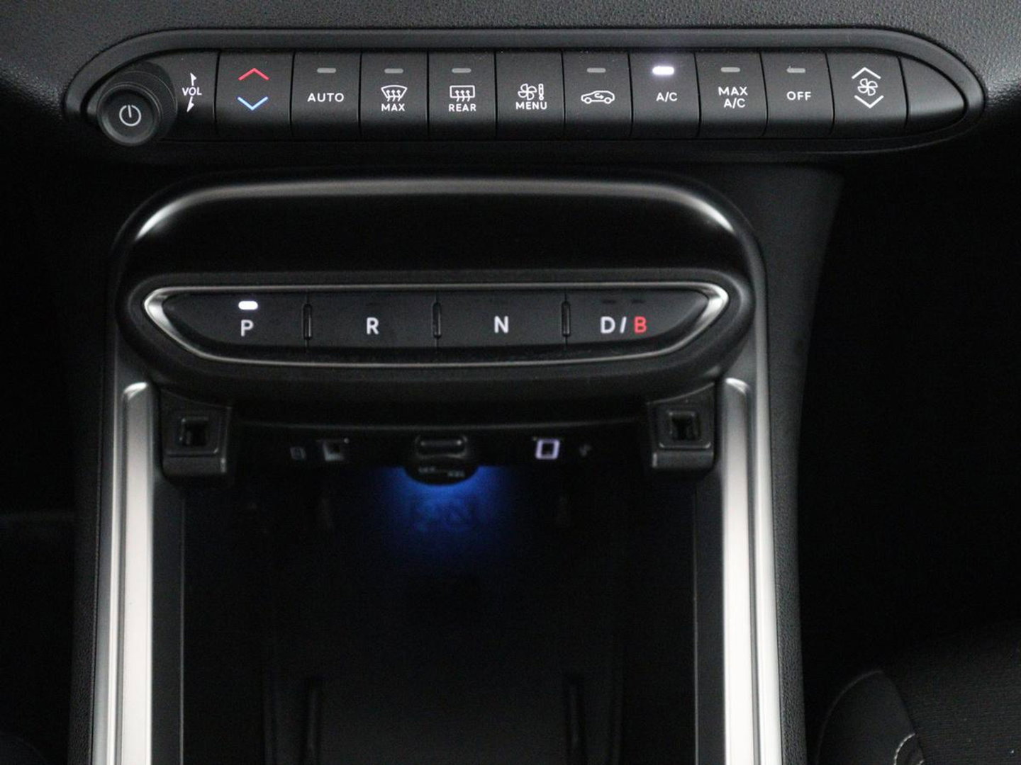 Jeep Avenger Longitude 54 kWh | SOH 97,5% | Adaptive cruise | Carplay | Camera | Full LED | Climate control | Parkeerhulp | Bluetooth | Side Assist | Digital Cockpit