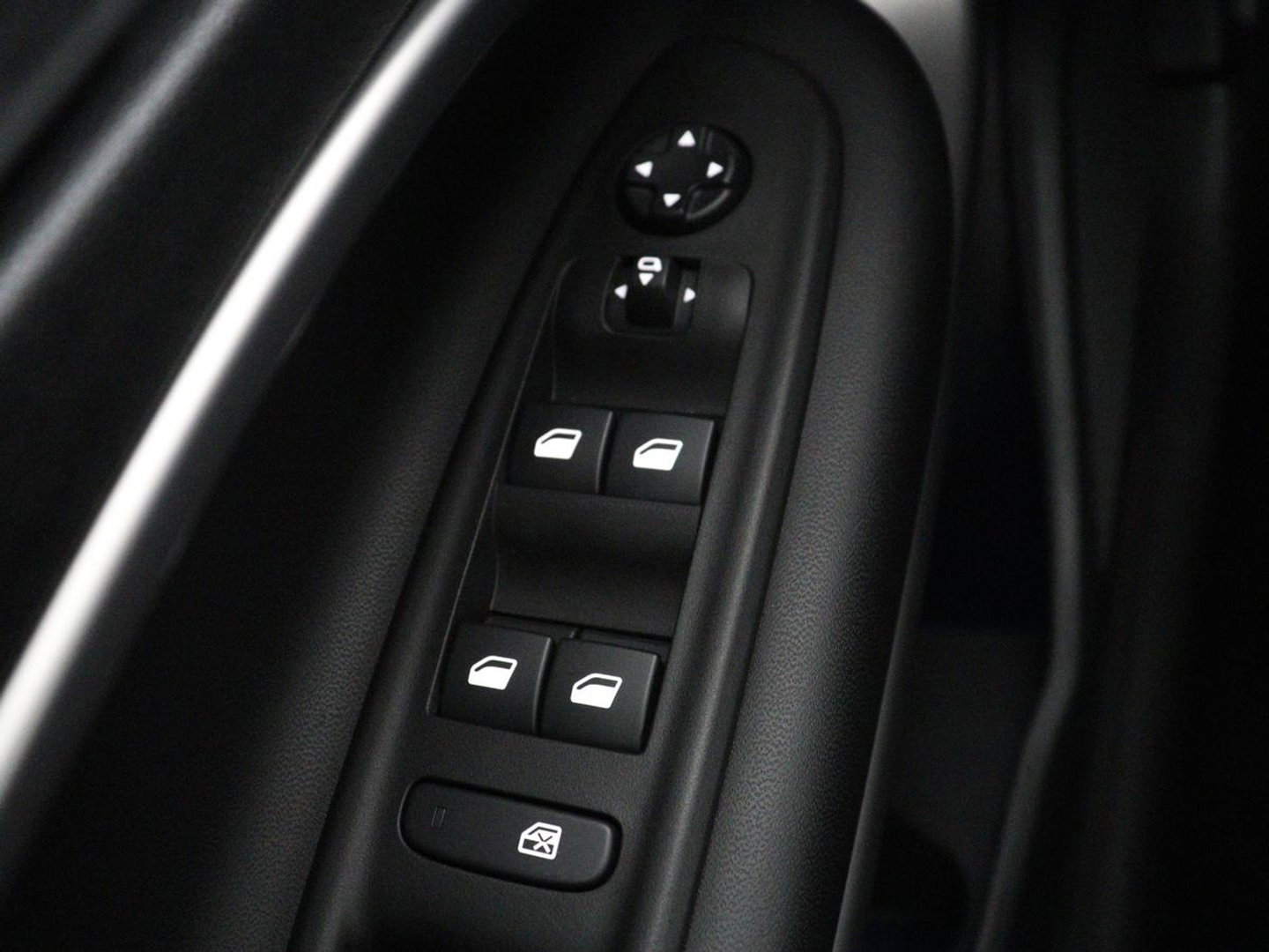 Jeep Avenger Longitude 54 kWh | SOH 97,5% | Adaptive cruise | Carplay | Camera | Full LED | Climate control | Parkeerhulp | Bluetooth | Side Assist | Digital Cockpit