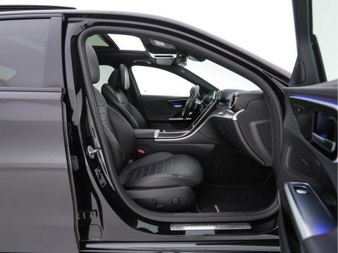 Mercedes-Benz C-Klasse 180 AMG Line (INCL-BTW) *PANO | LEATHER | FULL-LED | HEATED-SPORTSEATS | DIGI-COCKPIT | BLINDSPOT | CAMERA | DAB | AMBIENTLIGHT | SHIFTPADDLES | PRIVACY-GLASS | ECC | PDC | CRUISE | CARPLAY | 18''ALU*