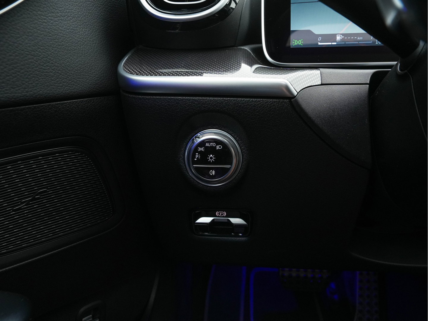Mercedes-Benz C-Klasse 180 AMG Line (INCL-BTW) *PANO | LEATHER | FULL-LED | HEATED-SPORTSEATS | DIGI-COCKPIT | BLINDSPOT | CAMERA | DAB | AMBIENTLIGHT | SHIFTPADDLES | PRIVACY-GLASS | ECC | PDC | CRUISE | CARPLAY | 18''ALU*