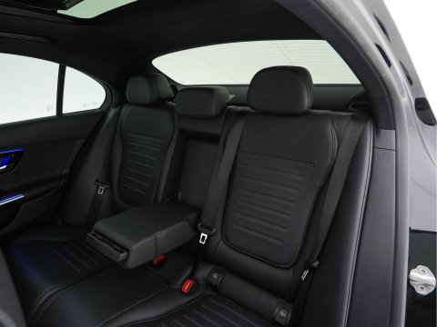 Mercedes-Benz C-Klasse 180 AMG Line (INCL-BTW) *PANO | LEATHER | FULL-LED | HEATED-SPORTSEATS | DIGI-COCKPIT | BLINDSPOT | CAMERA | DAB | AMBIENTLIGHT | SHIFTPADDLES | PRIVACY-GLASS | ECC | PDC | CRUISE | CARPLAY | 18''ALU*