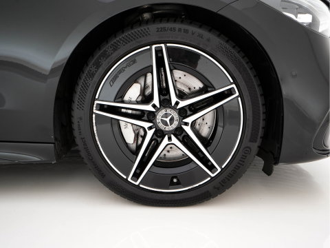 Mercedes-Benz C-Klasse 180 AMG Line (INCL-BTW) *PANO | LEATHER | FULL-LED | HEATED-SPORTSEATS | DIGI-COCKPIT | BLINDSPOT | CAMERA | DAB | AMBIENTLIGHT | SHIFTPADDLES | PRIVACY-GLASS | ECC | PDC | CRUISE | CARPLAY | 18''ALU*