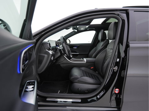 Mercedes-Benz C-Klasse 180 AMG Line (INCL-BTW) *PANO | LEATHER | FULL-LED | HEATED-SPORTSEATS | DIGI-COCKPIT | BLINDSPOT | CAMERA | DAB | AMBIENTLIGHT | SHIFTPADDLES | PRIVACY-GLASS | ECC | PDC | CRUISE | CARPLAY | 18''ALU*
