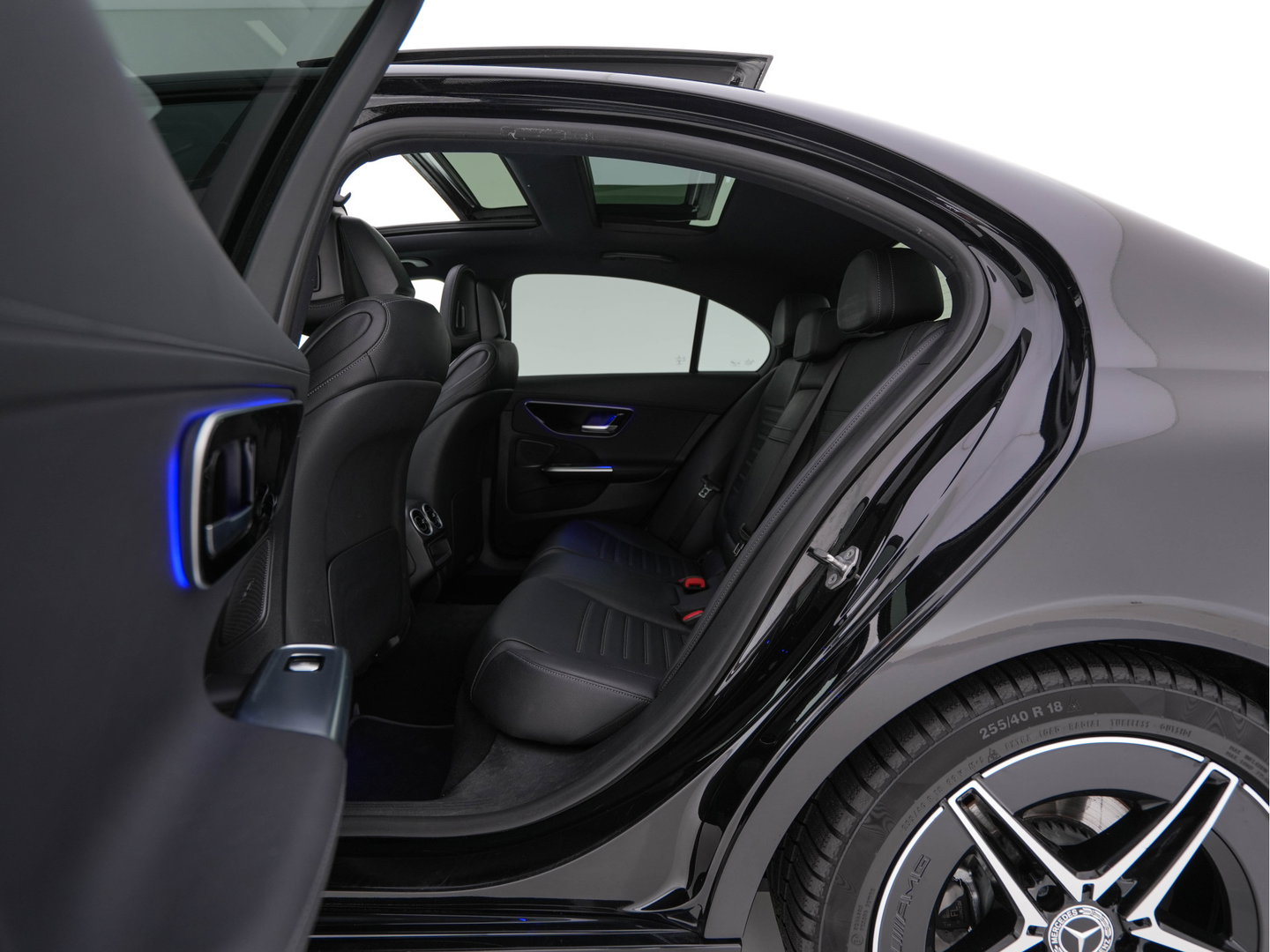 Mercedes-Benz C-Klasse 180 AMG Line (INCL-BTW) *PANO | LEATHER | FULL-LED | HEATED-SPORTSEATS | DIGI-COCKPIT | BLINDSPOT | CAMERA | DAB | AMBIENTLIGHT | SHIFTPADDLES | PRIVACY-GLASS | ECC | PDC | CRUISE | CARPLAY | 18''ALU*