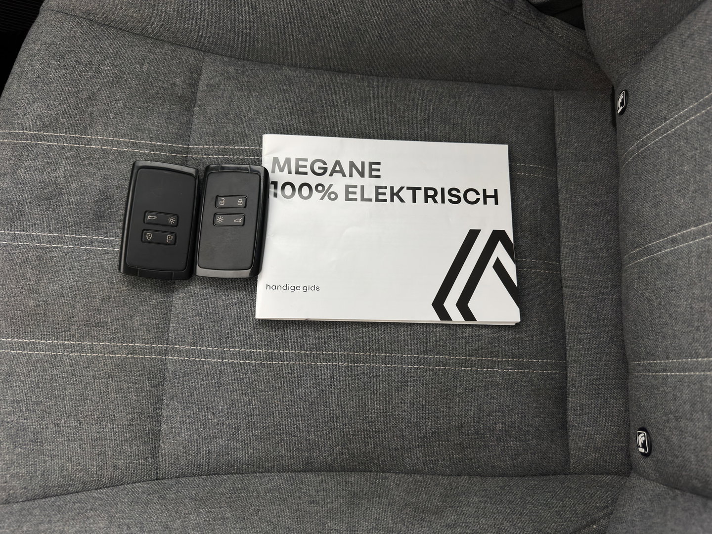 Renault Mégane E-Tech EV60 Optimum Charge Evolution [ 3-Fase ] (INCL-BTW) Aut. *FULL-LED | CAMERA | LANE-ASSIST | KEYLESS | NAVI-FULLMAP | CARPLAY | COMFORTSEATS | DIGI-COCKPIT | ECC | PDC | 18"ALU*