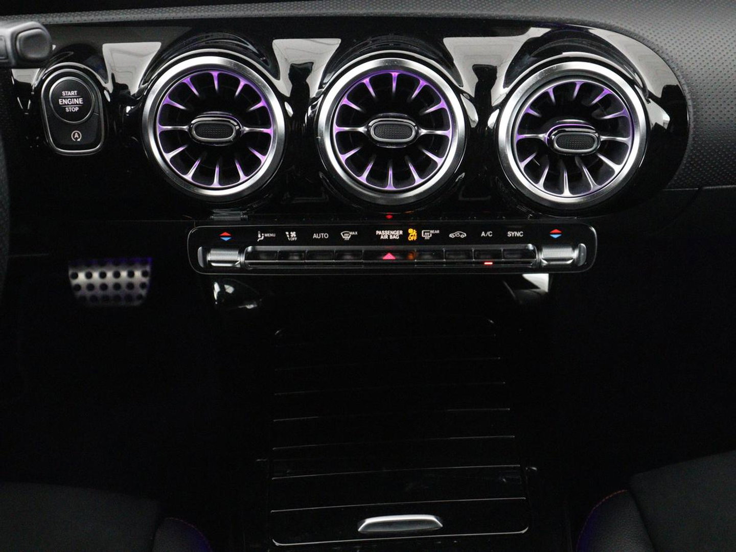 Mercedes-Benz CLA-Klasse Shooting Brake 180 Business Solution AMG | Panoramadak | Stoelverwarming | Memory | Sfeerverlichting | Matrix LED | Leder/Alcantara | Side Assist | Widescreen | Navigatie | Camera | Climate control