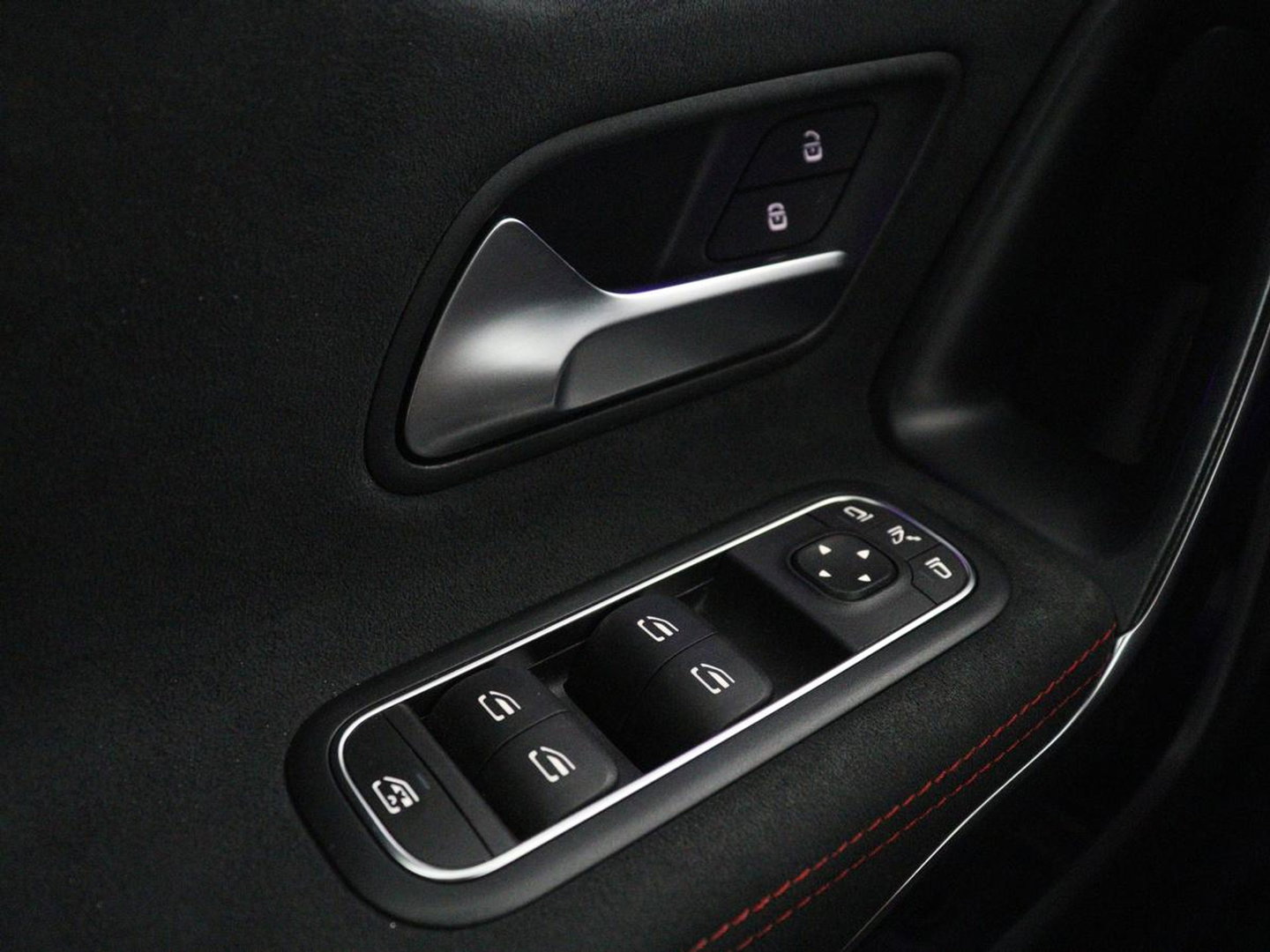Mercedes-Benz CLA-Klasse Shooting Brake 180 Business Solution AMG | Panoramadak | Stoelverwarming | Memory | Sfeerverlichting | Matrix LED | Leder/Alcantara | Side Assist | Widescreen | Navigatie | Camera | Climate control