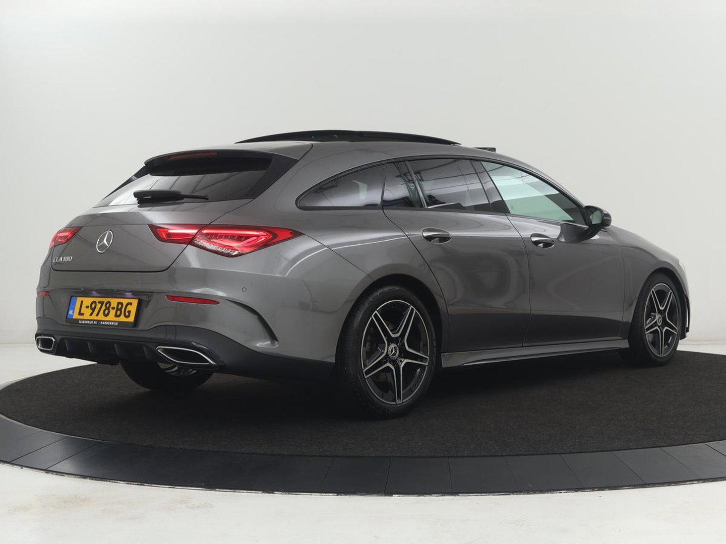 Mercedes-Benz CLA-Klasse Shooting Brake 180 Business Solution AMG | Panoramadak | Stoelverwarming | Memory | Sfeerverlichting | Matrix LED | Leder/Alcantara | Side Assist | Widescreen | Navigatie | Camera | Climate control