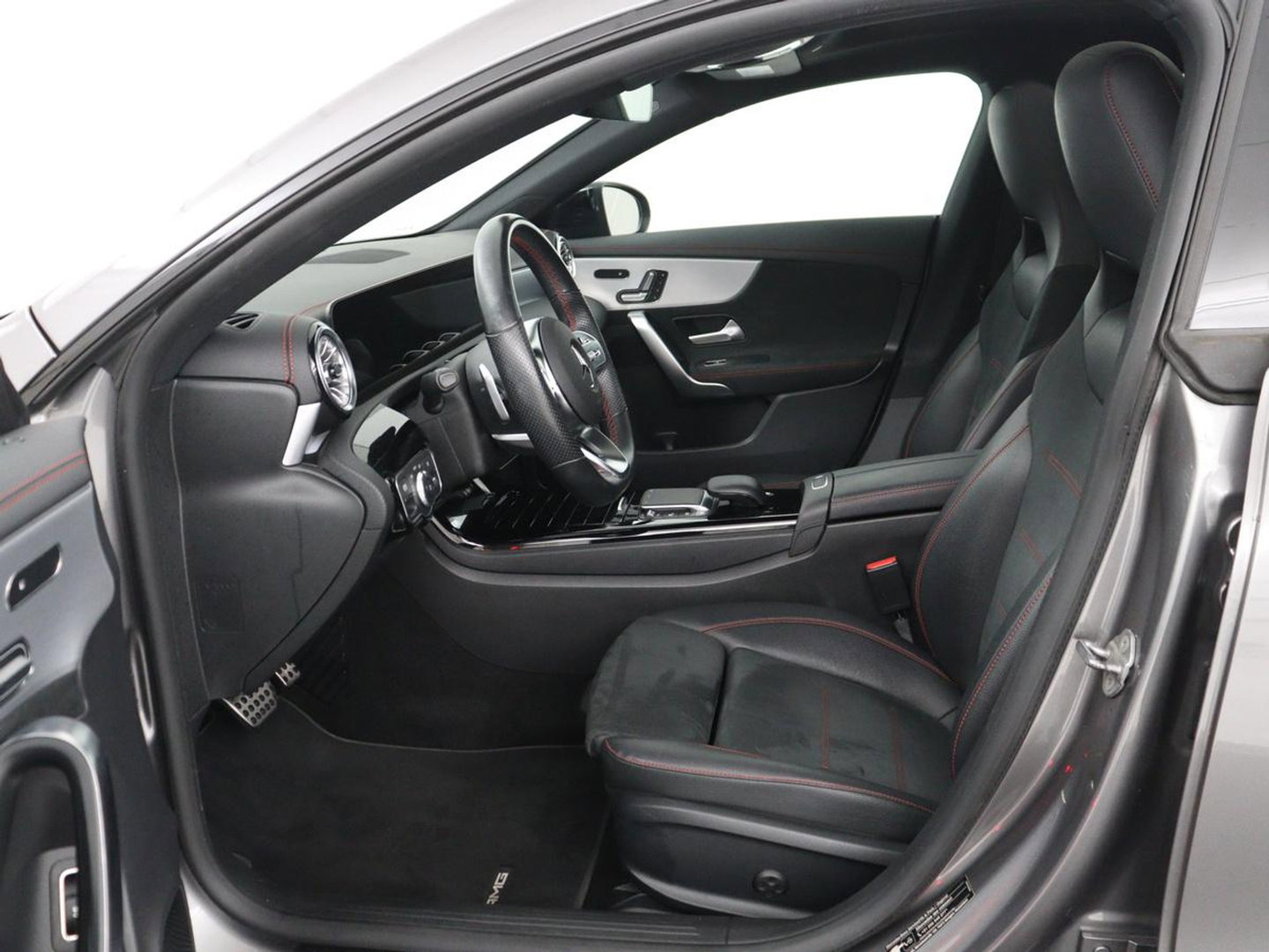 Mercedes-Benz CLA-Klasse Shooting Brake 180 Business Solution AMG | Panoramadak | Stoelverwarming | Memory | Sfeerverlichting | Matrix LED | Leder/Alcantara | Side Assist | Widescreen | Navigatie | Camera | Climate control