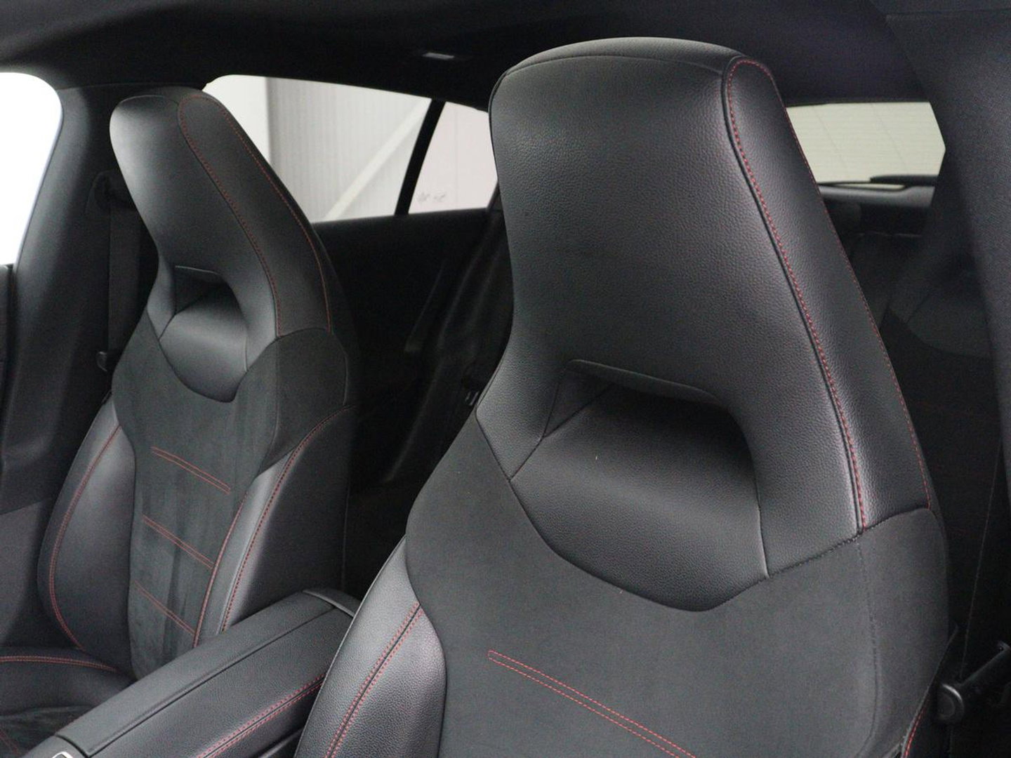 Mercedes-Benz CLA-Klasse Shooting Brake 180 Business Solution AMG | Panoramadak | Stoelverwarming | Memory | Sfeerverlichting | Matrix LED | Leder/Alcantara | Side Assist | Widescreen | Navigatie | Camera | Climate control