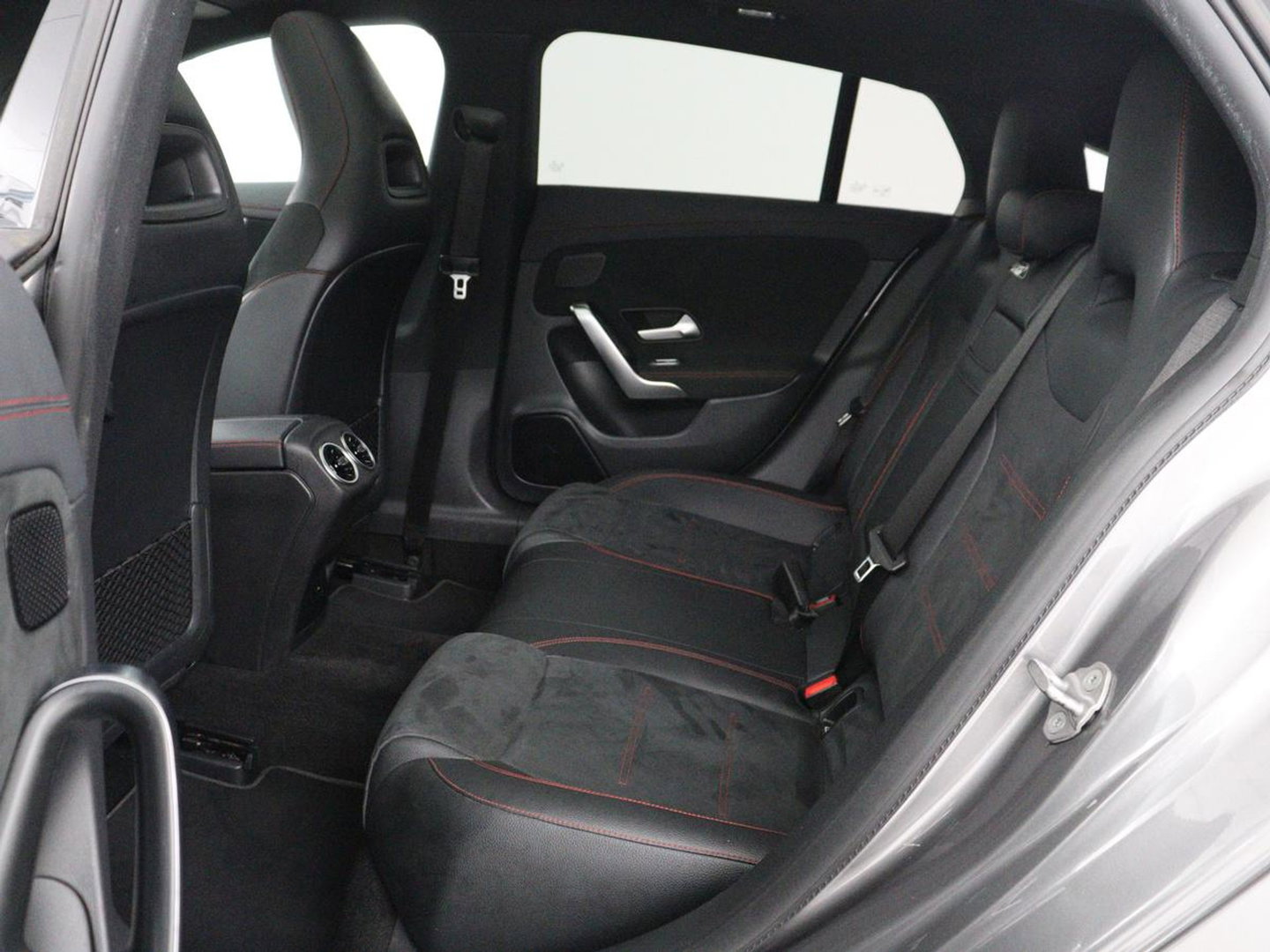 Mercedes-Benz CLA-Klasse Shooting Brake 180 Business Solution AMG | Panoramadak | Stoelverwarming | Memory | Sfeerverlichting | Matrix LED | Leder/Alcantara | Side Assist | Widescreen | Navigatie | Camera | Climate control