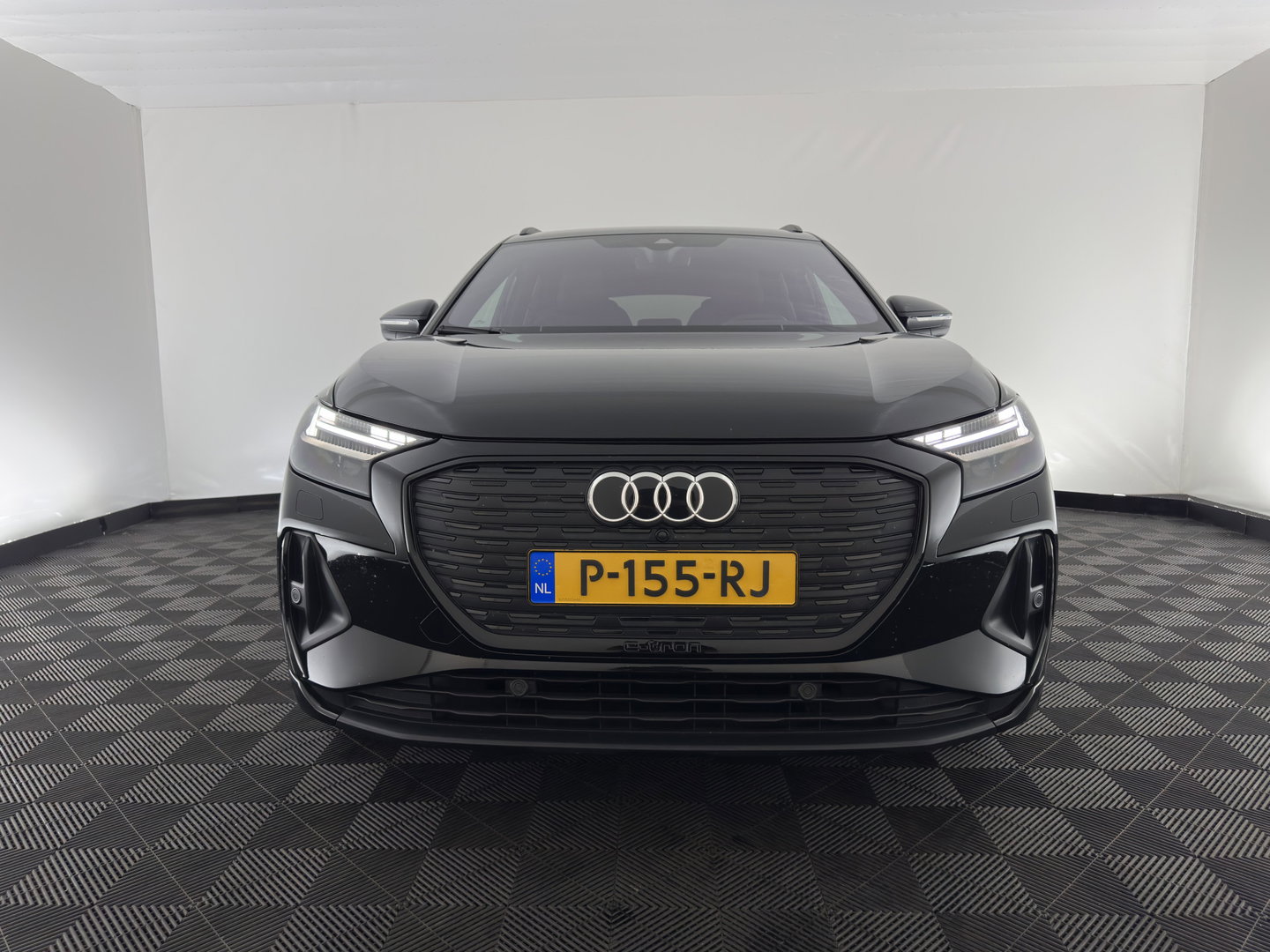 Audi Q4 e-tron 40 Launch edition S Competition 77 kWh [ 3-Fase-11kW] {SoH-89%} (INCL-BTW) (INCL.BTW) *HEAT-PUMP | HEAD-UP | LEATHER | MATRIX-LED | SONOS-SOUND | ADAPTIVE-CRUISE | HEATED-SPORTSEATS | AMBIENT-LIGHT | DIGI-COCKPIT | CAMERA | KEYLESS | DAB+ | TOWBAR | 20''A