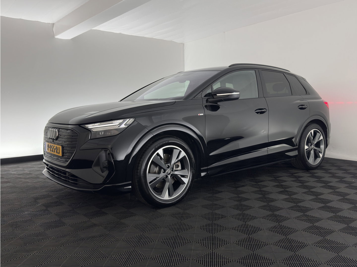 Audi Q4 e-tron 40 Launch edition S Competition 77 kWh [3-Fase-11kW] {SoH-89%} (INCL-BTW) (INCL.BTW) *HEAT-PUMP | HEAD-UP | LEATHER | MATRIX-LED | SONOS-SOUND | ADAPTIVE-CRUISE | HEATED-SPORTSEATS | AMBIENT-LIGHT | DIGI-COCKPIT | CAMERA | KEYLESS | DAB+ | TOWBAR | 20''AL