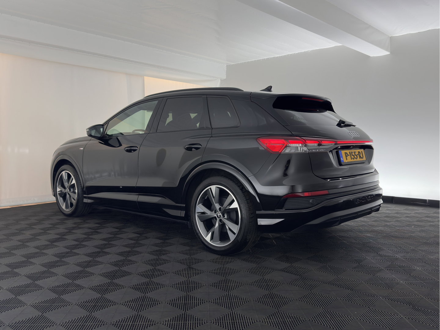 Audi Q4 e-tron 40 Launch edition S Competition 77 kWh [3-Fase-11kW] {SoH-89%} (INCL-BTW) (INCL.BTW) *HEAT-PUMP | HEAD-UP | LEATHER | MATRIX-LED | SONOS-SOUND | ADAPTIVE-CRUISE | HEATED-SPORTSEATS | AMBIENT-LIGHT | DIGI-COCKPIT | CAMERA | KEYLESS | DAB+ | TOWBAR | 20''AL