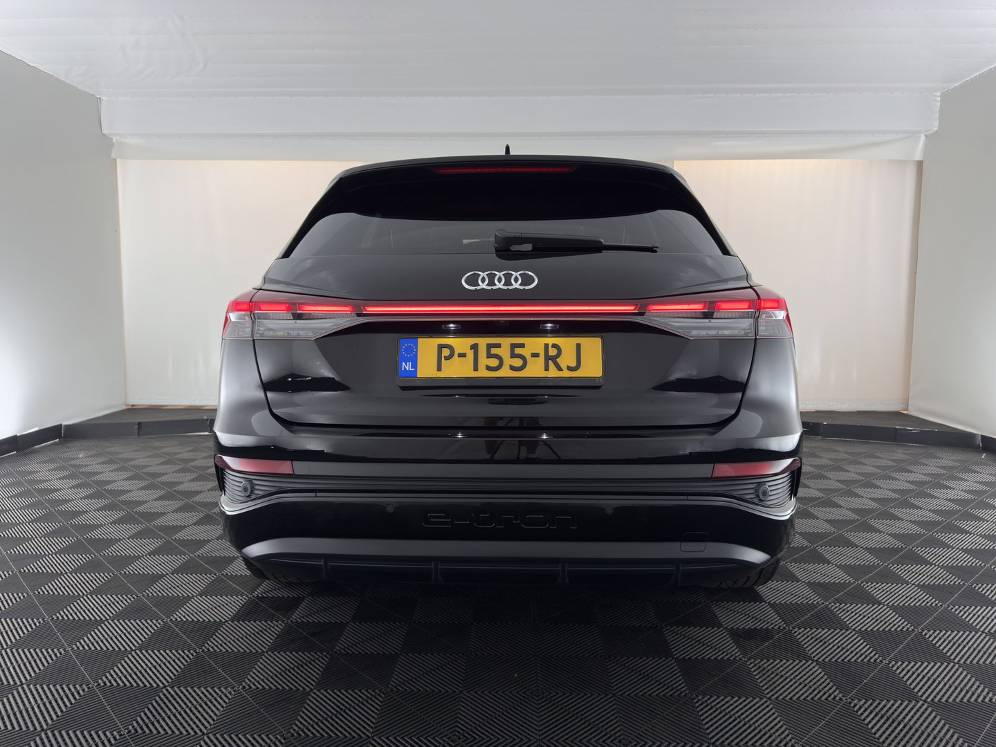 Audi Q4 e-tron 40 Launch edition S Competition 77 kWh [ 3-Fase-11kW] {SoH-89%} (INCL-BTW) (INCL.BTW) *HEAT-PUMP | HEAD-UP | LEATHER | MATRIX-LED | SONOS-SOUND | ADAPTIVE-CRUISE | HEATED-SPORTSEATS | AMBIENT-LIGHT | DIGI-COCKPIT | CAMERA | KEYLESS | DAB+ | TOWBAR | 20''A