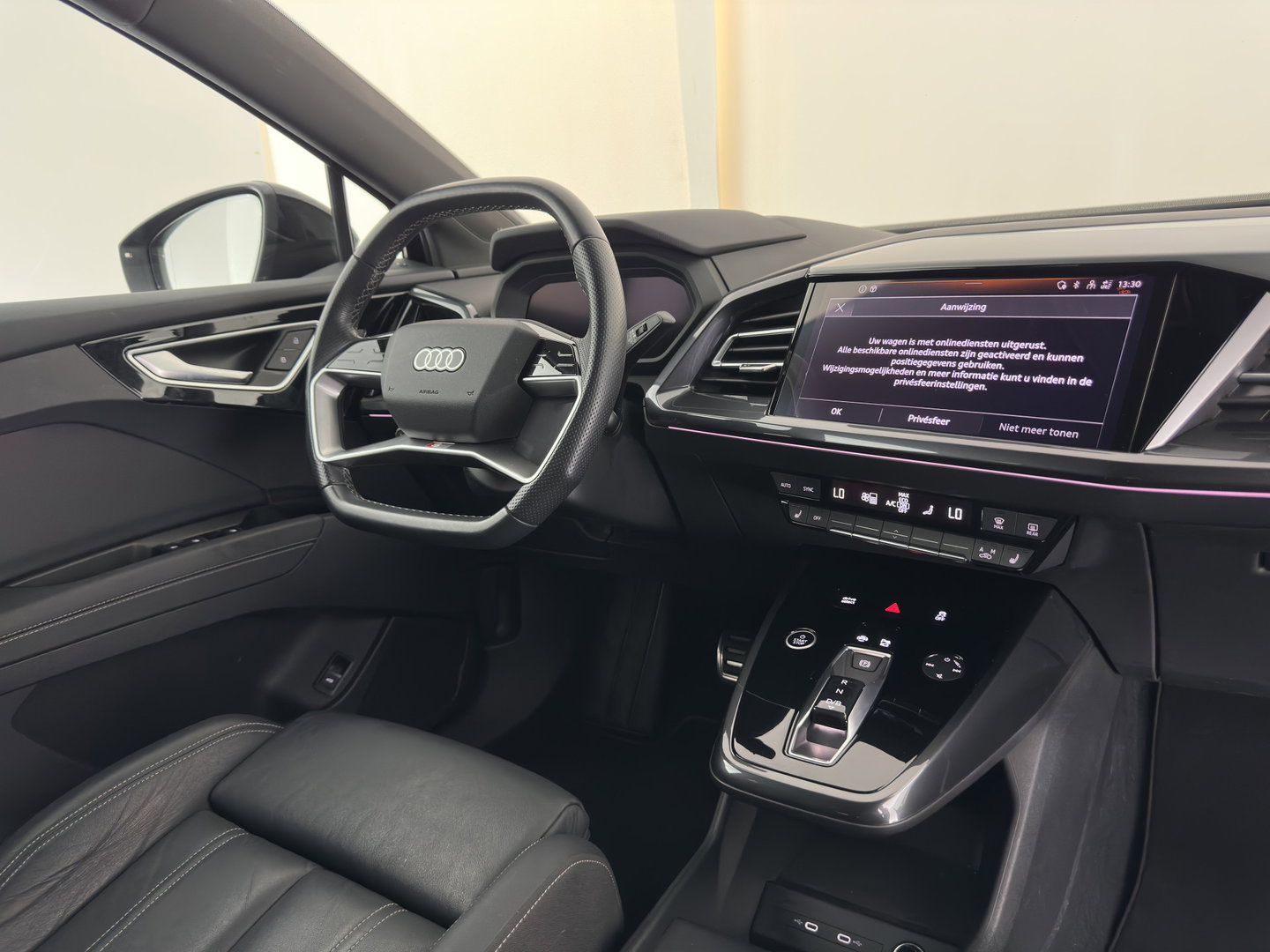 Audi Q4 e-tron 40 Launch edition S Competition 77 kWh [3-Fase-11kW] {SoH-89%} (INCL-BTW) (INCL.BTW) *HEAT-PUMP | HEAD-UP | LEATHER | MATRIX-LED | SONOS-SOUND | ADAPTIVE-CRUISE | HEATED-SPORTSEATS | AMBIENT-LIGHT | DIGI-COCKPIT | CAMERA | KEYLESS | DAB+ | TOWBAR | 20''AL