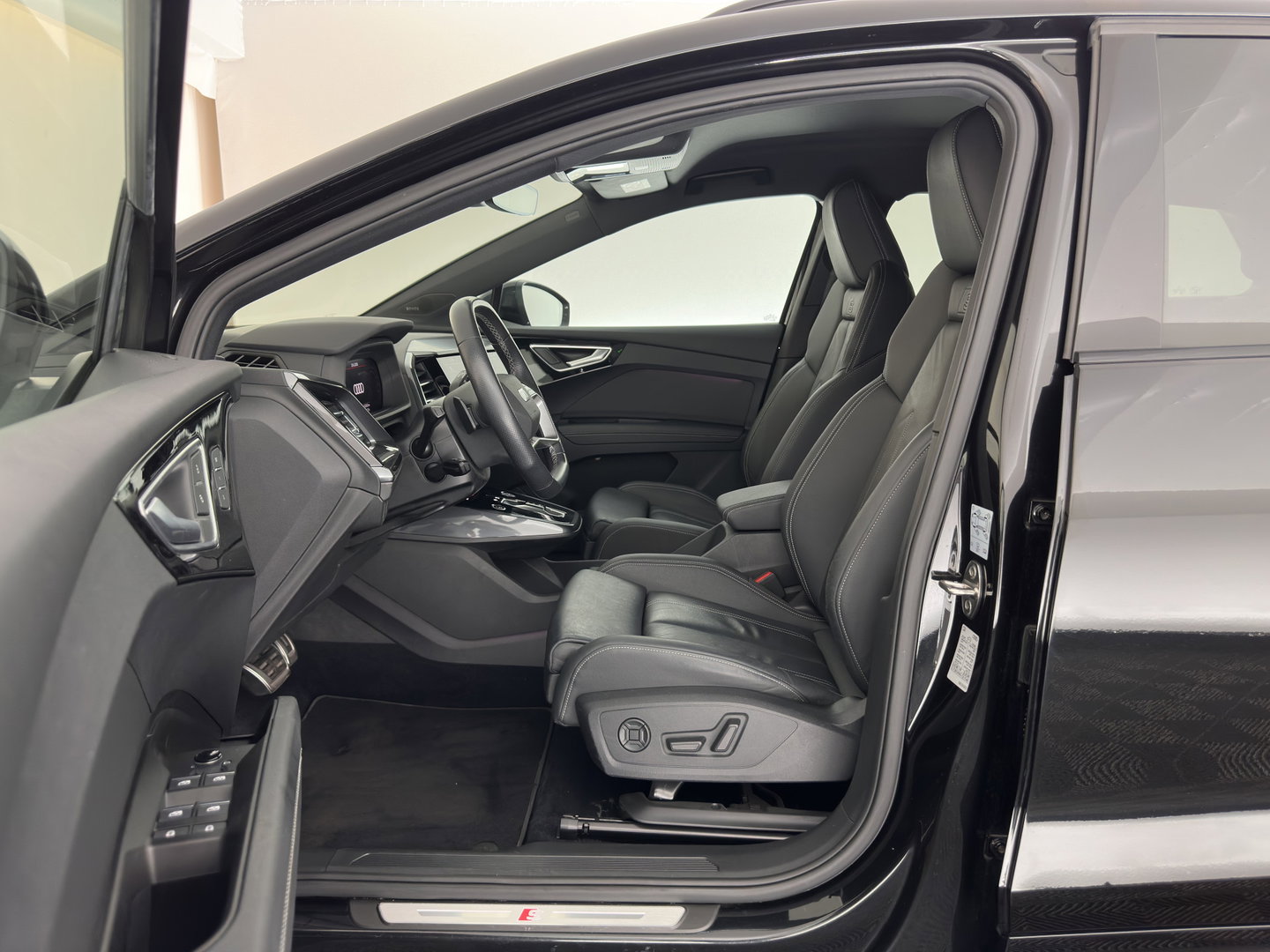 Audi Q4 e-tron 40 Launch edition S Competition 77 kWh [3-Fase-11kW] {SoH-89%} (INCL-BTW) (INCL.BTW) *HEAT-PUMP | HEAD-UP | LEATHER | MATRIX-LED | SONOS-SOUND | ADAPTIVE-CRUISE | HEATED-SPORTSEATS | AMBIENT-LIGHT | DIGI-COCKPIT | CAMERA | KEYLESS | DAB+ | TOWBAR | 20''AL