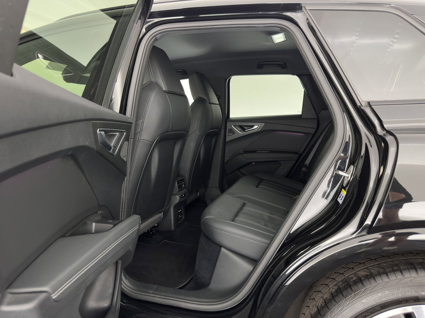 Audi Q4 e-tron 40 Launch edition S Competition 77 kWh [ 3-Fase-11kW] {SoH-89%} (INCL-BTW) (INCL.BTW) *HEAT-PUMP | HEAD-UP | LEATHER | MATRIX-LED | SONOS-SOUND | ADAPTIVE-CRUISE | HEATED-SPORTSEATS | AMBIENT-LIGHT | DIGI-COCKPIT | CAMERA | KEYLESS | DAB+ | TOWBAR | 20''A