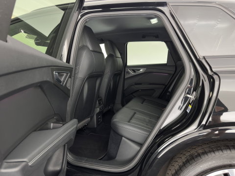 Audi Q4 e-tron 40 Launch edition S Competition 77 kWh [ 3-Fase-11kW] {SoH-89%} (INCL-BTW) (INCL.BTW) *HEAT-PUMP | HEAD-UP | LEATHER | MATRIX-LED | SONOS-SOUND | ADAPTIVE-CRUISE | HEATED-SPORTSEATS | AMBIENT-LIGHT | DIGI-COCKPIT | CAMERA | KEYLESS | DAB+ | TOWBAR | 20''A