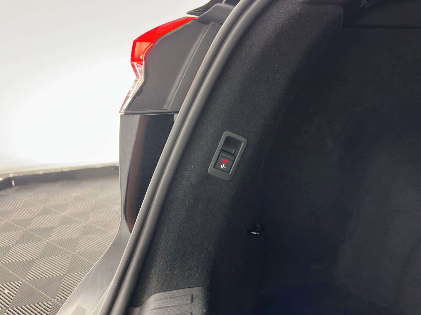 Audi Q4 e-tron 40 Launch edition S Competition 77 kWh [ 3-Fase-11kW] {SoH-89%} (INCL-BTW) (INCL.BTW) *HEAT-PUMP | HEAD-UP | LEATHER | MATRIX-LED | SONOS-SOUND | ADAPTIVE-CRUISE | HEATED-SPORTSEATS | AMBIENT-LIGHT | DIGI-COCKPIT | CAMERA | KEYLESS | DAB+ | TOWBAR | 20''A