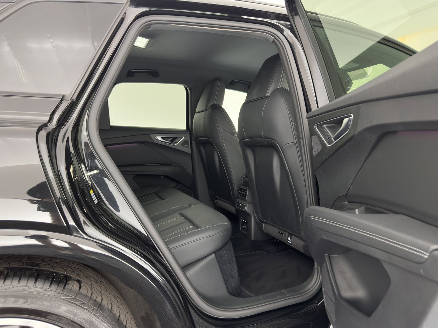 Audi Q4 e-tron 40 Launch edition S Competition 77 kWh [3-Fase-11kW] {SoH-89%} (INCL-BTW) (INCL.BTW) *HEAT-PUMP | HEAD-UP | LEATHER | MATRIX-LED | SONOS-SOUND | ADAPTIVE-CRUISE | HEATED-SPORTSEATS | AMBIENT-LIGHT | DIGI-COCKPIT | CAMERA | KEYLESS | DAB+ | TOWBAR | 20''AL