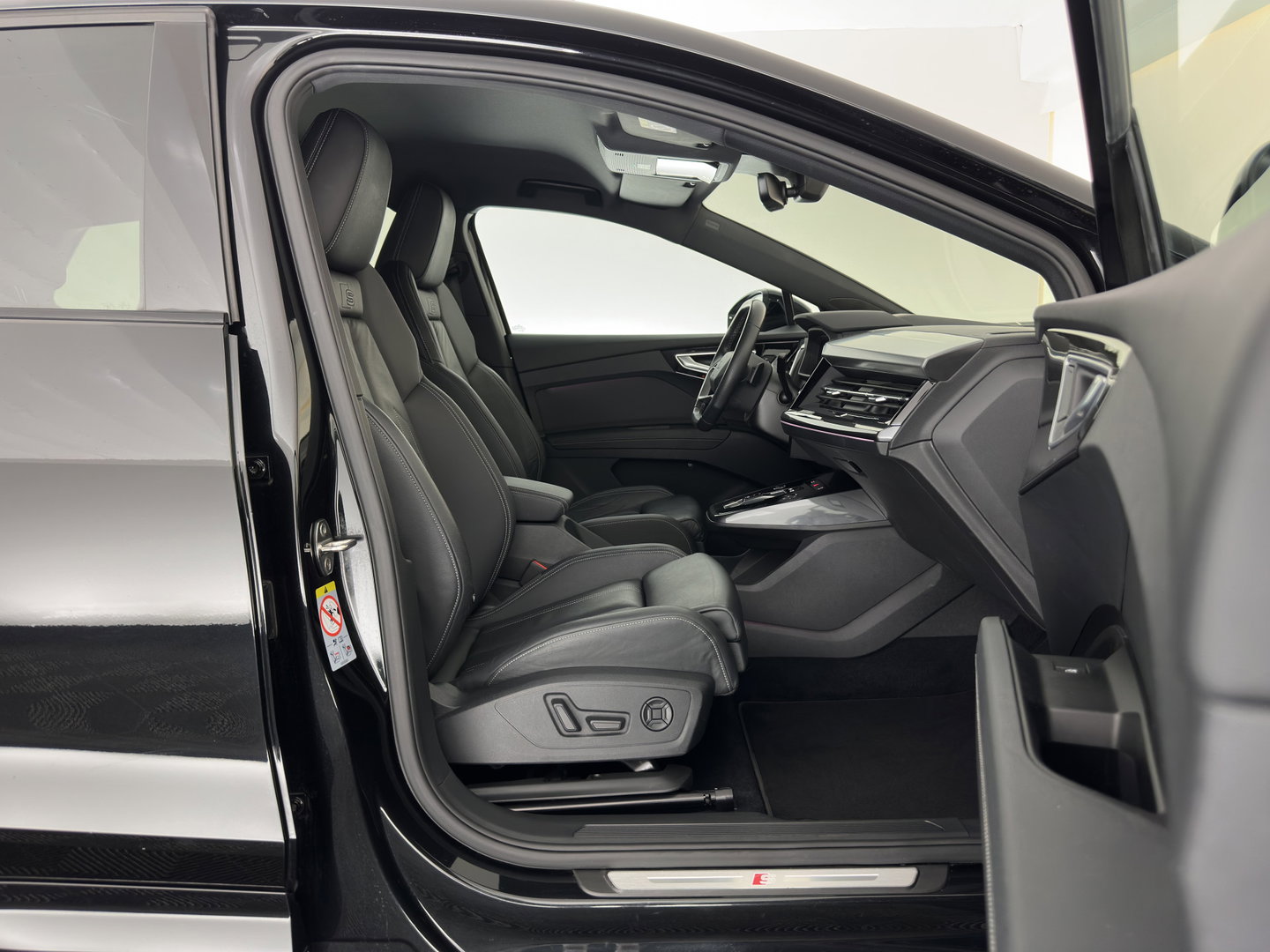 Audi Q4 e-tron 40 Launch edition S Competition 77 kWh [3-Fase-11kW] {SoH-89%} (INCL-BTW) (INCL.BTW) *HEAT-PUMP | HEAD-UP | LEATHER | MATRIX-LED | SONOS-SOUND | ADAPTIVE-CRUISE | HEATED-SPORTSEATS | AMBIENT-LIGHT | DIGI-COCKPIT | CAMERA | KEYLESS | DAB+ | TOWBAR | 20''AL