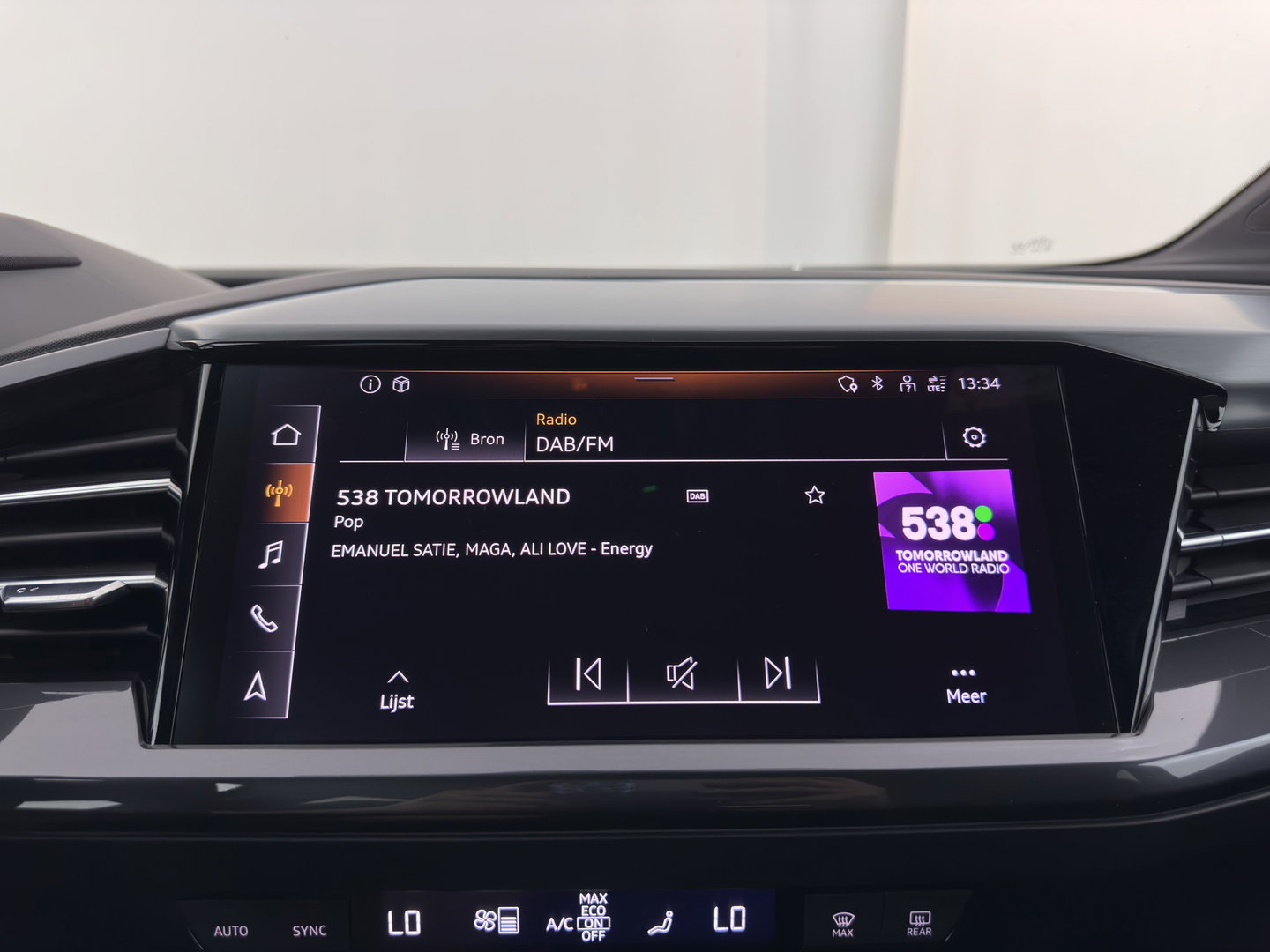 Audi Q4 e-tron 40 Launch edition S Competition 77 kWh [ 3-Fase-11kW] {SoH-89%} (INCL-BTW) (INCL.BTW) *HEAT-PUMP | HEAD-UP | LEATHER | MATRIX-LED | SONOS-SOUND | ADAPTIVE-CRUISE | HEATED-SPORTSEATS | AMBIENT-LIGHT | DIGI-COCKPIT | CAMERA | KEYLESS | DAB+ | TOWBAR | 20''A