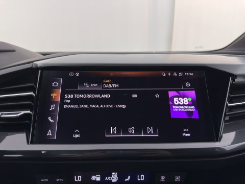 Audi Q4 e-tron 40 Launch edition S Competition 77 kWh [ 3-Fase-11kW] {SoH-89%} (INCL-BTW) (INCL.BTW) *HEAT-PUMP | HEAD-UP | LEATHER | MATRIX-LED | SONOS-SOUND | ADAPTIVE-CRUISE | HEATED-SPORTSEATS | AMBIENT-LIGHT | DIGI-COCKPIT | CAMERA | KEYLESS | DAB+ | TOWBAR | 20''A