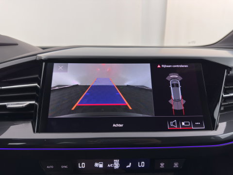 Audi Q4 e-tron 40 Launch edition S Competition 77 kWh [ 3-Fase-11kW] {SoH-89%} (INCL-BTW) (INCL.BTW) *HEAT-PUMP | HEAD-UP | LEATHER | MATRIX-LED | SONOS-SOUND | ADAPTIVE-CRUISE | HEATED-SPORTSEATS | AMBIENT-LIGHT | DIGI-COCKPIT | CAMERA | KEYLESS | DAB+ | TOWBAR | 20''A