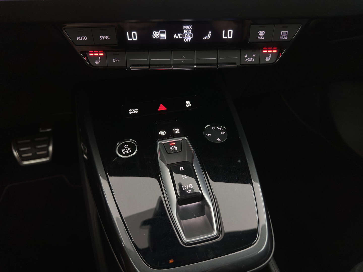 Audi Q4 e-tron 40 Launch edition S Competition 77 kWh [3-Fase-11kW] {SoH-89%} (INCL-BTW) (INCL.BTW) *HEAT-PUMP | HEAD-UP | LEATHER | MATRIX-LED | SONOS-SOUND | ADAPTIVE-CRUISE | HEATED-SPORTSEATS | AMBIENT-LIGHT | DIGI-COCKPIT | CAMERA | KEYLESS | DAB+ | TOWBAR | 20''AL