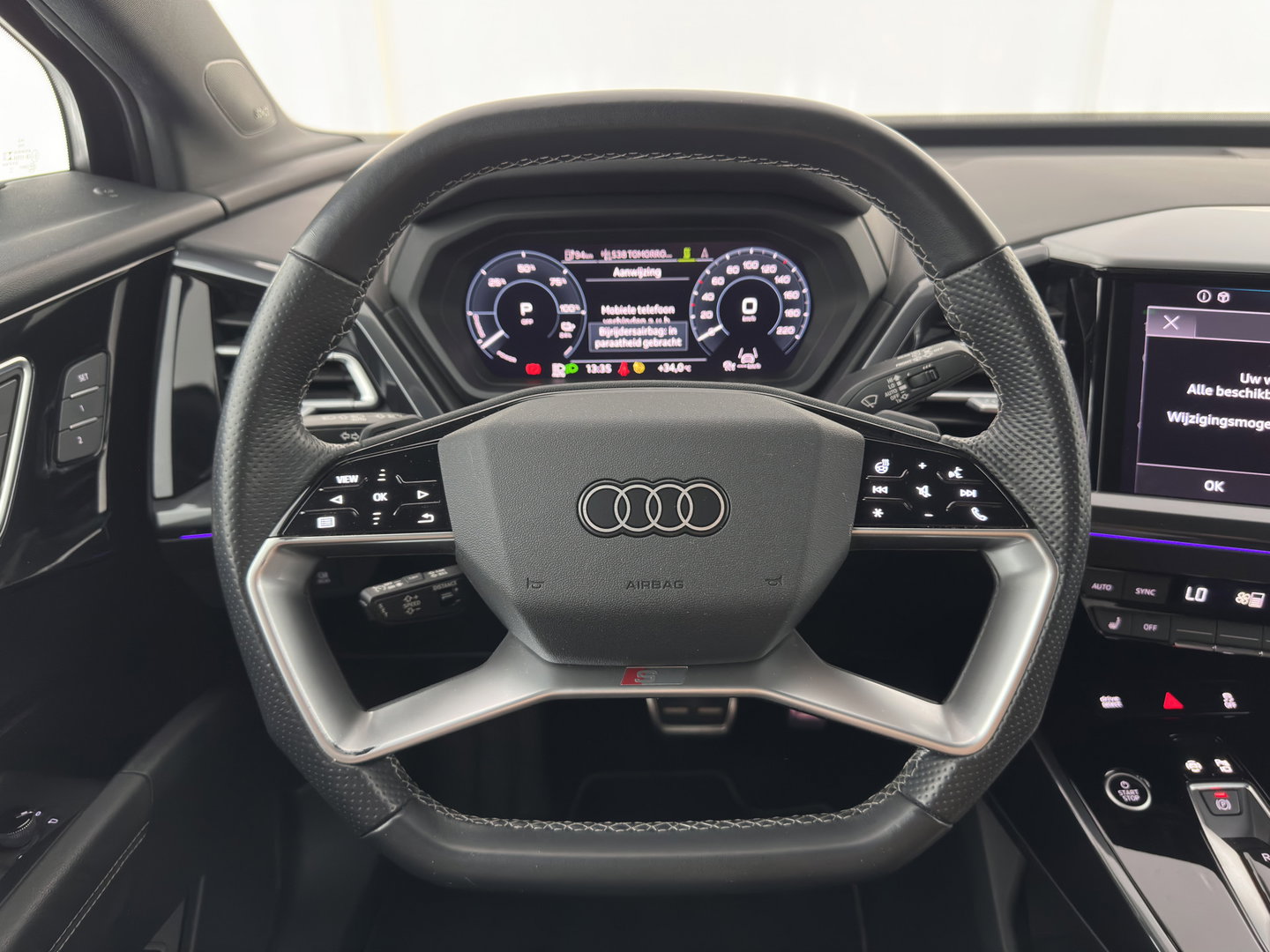 Audi Q4 e-tron 40 Launch edition S Competition 77 kWh [3-Fase-11kW] {SoH-89%} (INCL-BTW) (INCL.BTW) *HEAT-PUMP | HEAD-UP | LEATHER | MATRIX-LED | SONOS-SOUND | ADAPTIVE-CRUISE | HEATED-SPORTSEATS | AMBIENT-LIGHT | DIGI-COCKPIT | CAMERA | KEYLESS | DAB+ | TOWBAR | 20''AL