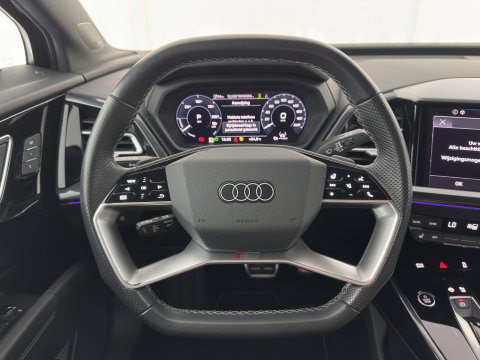 Audi Q4 e-tron 40 Launch edition S Competition 77 kWh [ 3-Fase-11kW] {SoH-89%} (INCL-BTW) (INCL.BTW) *HEAT-PUMP | HEAD-UP | LEATHER | MATRIX-LED | SONOS-SOUND | ADAPTIVE-CRUISE | HEATED-SPORTSEATS | AMBIENT-LIGHT | DIGI-COCKPIT | CAMERA | KEYLESS | DAB+ | TOWBAR | 20''A