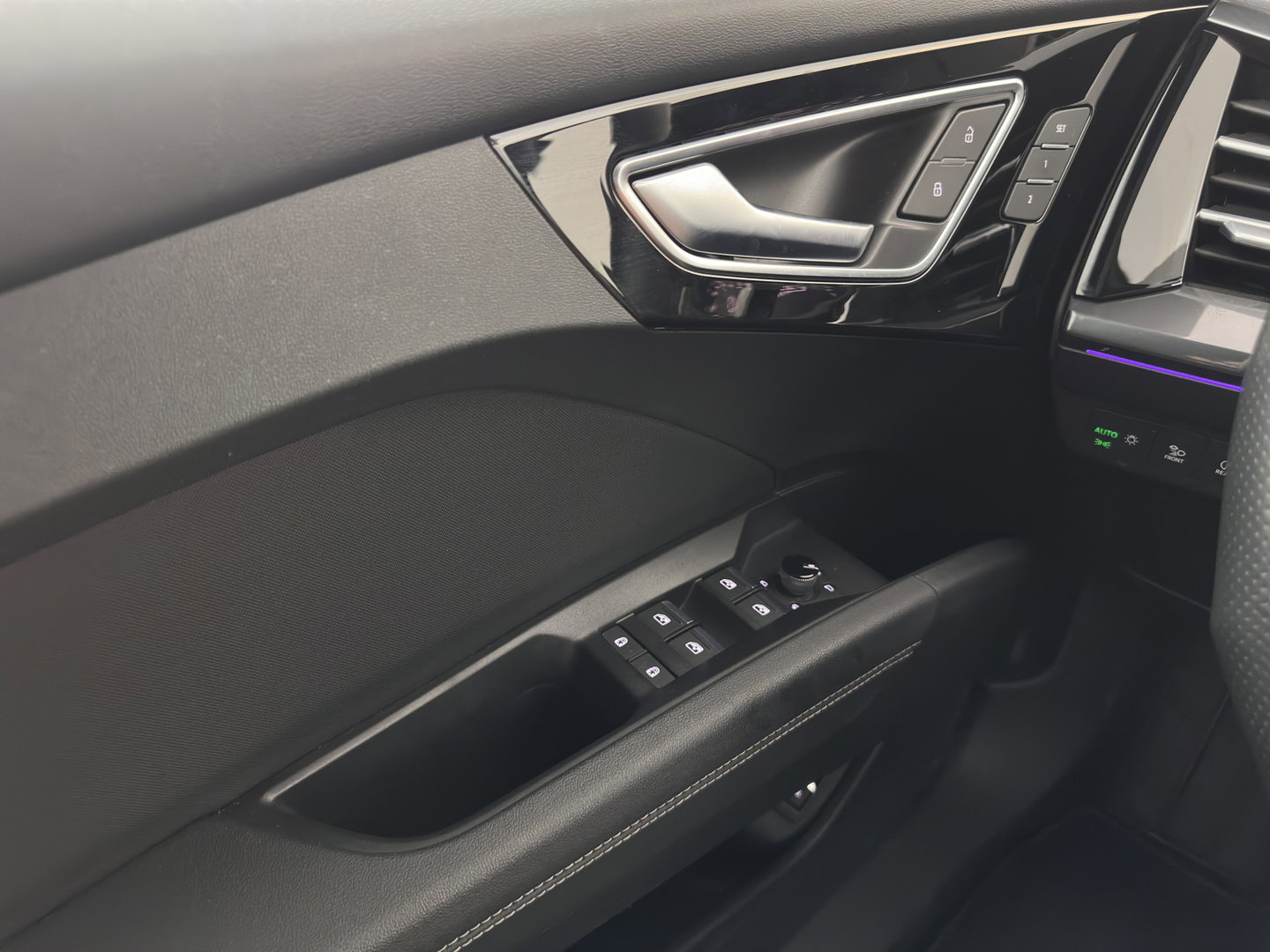 Audi Q4 e-tron 40 Launch edition S Competition 77 kWh [3-Fase-11kW] {SoH-89%} (INCL-BTW) (INCL.BTW) *HEAT-PUMP | HEAD-UP | LEATHER | MATRIX-LED | SONOS-SOUND | ADAPTIVE-CRUISE | HEATED-SPORTSEATS | AMBIENT-LIGHT | DIGI-COCKPIT | CAMERA | KEYLESS | DAB+ | TOWBAR | 20''AL