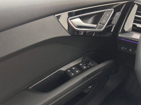 Audi Q4 e-tron 40 Launch edition S Competition 77 kWh [ 3-Fase-11kW] {SoH-89%} (INCL-BTW) (INCL.BTW) *HEAT-PUMP | HEAD-UP | LEATHER | MATRIX-LED | SONOS-SOUND | ADAPTIVE-CRUISE | HEATED-SPORTSEATS | AMBIENT-LIGHT | DIGI-COCKPIT | CAMERA | KEYLESS | DAB+ | TOWBAR | 20''A