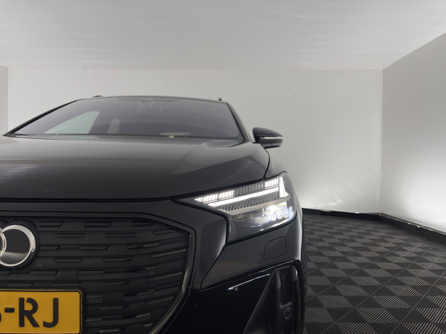 Audi Q4 e-tron 40 Launch edition S Competition 77 kWh [ 3-Fase-11kW] {SoH-89%} (INCL-BTW) (INCL.BTW) *HEAT-PUMP | HEAD-UP | LEATHER | MATRIX-LED | SONOS-SOUND | ADAPTIVE-CRUISE | HEATED-SPORTSEATS | AMBIENT-LIGHT | DIGI-COCKPIT | CAMERA | KEYLESS | DAB+ | TOWBAR | 20''A