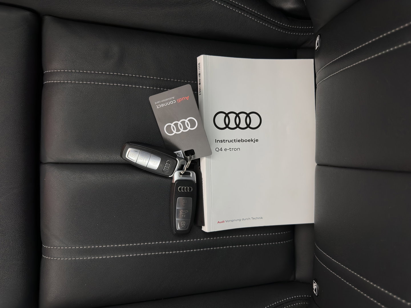 Audi Q4 e-tron 40 Launch edition S Competition 77 kWh [3-Fase-11kW] {SoH-89%} (INCL-BTW) (INCL.BTW) *HEAT-PUMP | HEAD-UP | LEATHER | MATRIX-LED | SONOS-SOUND | ADAPTIVE-CRUISE | HEATED-SPORTSEATS | AMBIENT-LIGHT | DIGI-COCKPIT | CAMERA | KEYLESS | DAB+ | TOWBAR | 20''AL